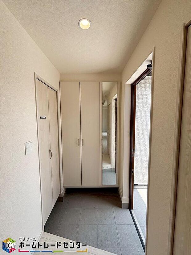 【玄関】
開放感のある玄関ホール。収納横には土間収納を配置♪温もり感じるフローリング仕様♪コの字型の玄関収納を採用♪飾り棚を利用して、お越しいただくお客様をおもてなしできます♪