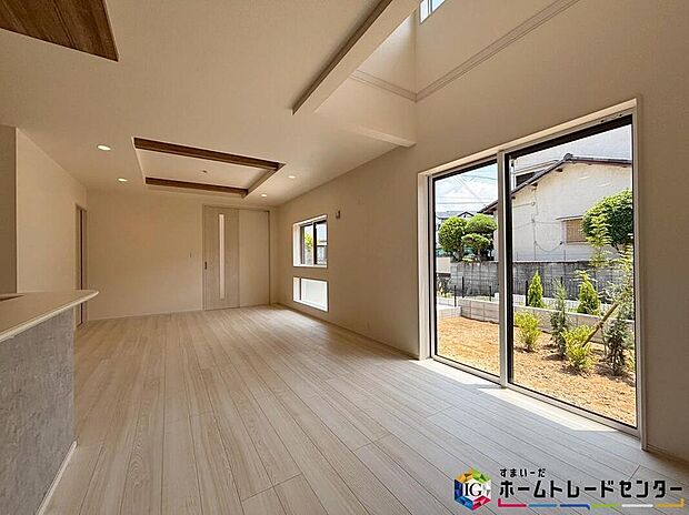 【リビング】
天井部分は折上天井となっており、お部屋が広く見え開放感が生まれます♪大きな窓のあるリビングは、陽光あふれる明るい空間です♪ずっと住み続ける家だから、暮らしやすさも大切に考えています♪