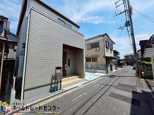 【前面道路含む現地写真】一戸建ての大きなメリットは、「自分の土地」を自由に使えること。好きなペットが飼えるほか、ガーデニングやＤＩＹ、車やバイクの手入れなど様々な趣味を楽しめます♪