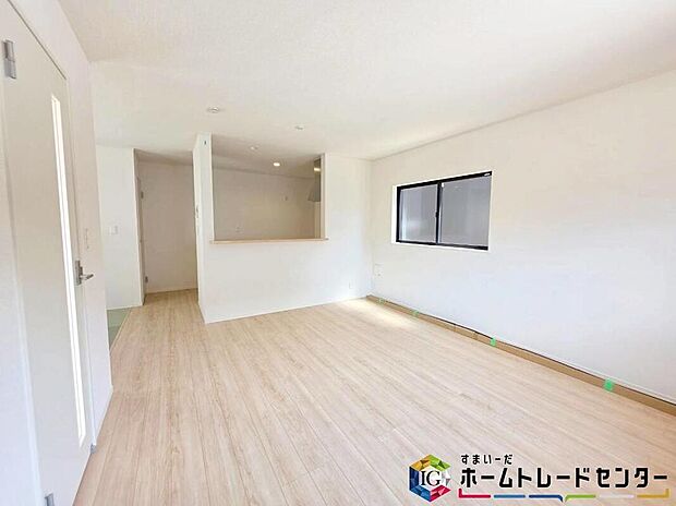 【リビング】
作業台上部の収納スペースを取りのぞいたことにより、開放感のある対面キッチンを実現！夫婦そろってキッチンに立っても調理がしやすくゆとりのある広さです。家事をしながら会話も弾みますね