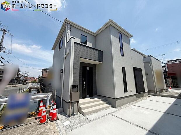 【現地外観写真】※2号棟一戸建ての大きなメリットは、「自分の土地」を自由に使えること♪好きなペットが飼えるほか、ガーデニングやＤＩＹ、車やバイクの手入れなど様々な趣味を楽しめます♪