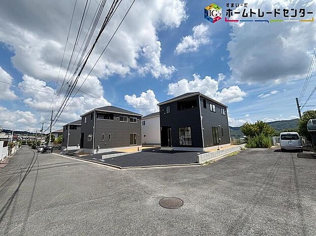 【前面道路含む現地外観写真】落ち着いた住環境で心安らぐ低層住宅地♪今から見たい！大歓迎です♪お気軽にホームトレードセンターまでお問い合わせください！