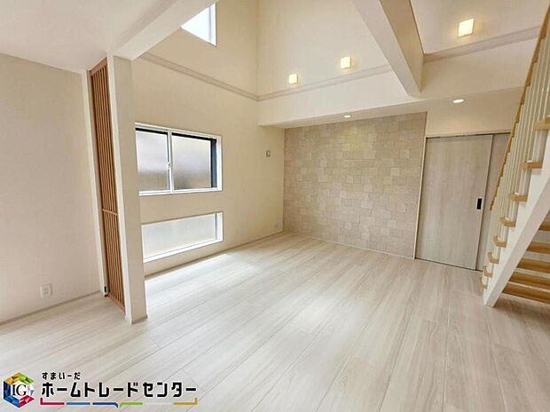 【リビング】
天井部分は吹き抜け天井となっており、お部屋が広く見え開放感が生まれます♪大きな窓のあるリビングは、陽光あふれる明るい空間です♪ずっと住み続ける家だから、暮らしやすさも大切に考えています♪
