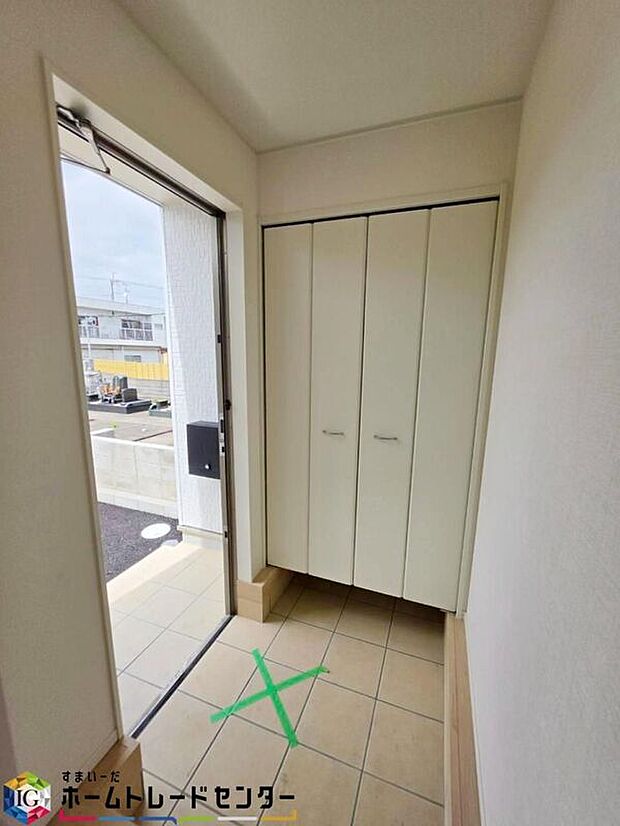 【玄関】
※3号棟心豊かな時間を過ごせる大切なお住まいです！沢山の陽光を取り込んで玄関も明るい印象です！来客の際も、心地よく楽しいひと時をお過ごし頂けますね。