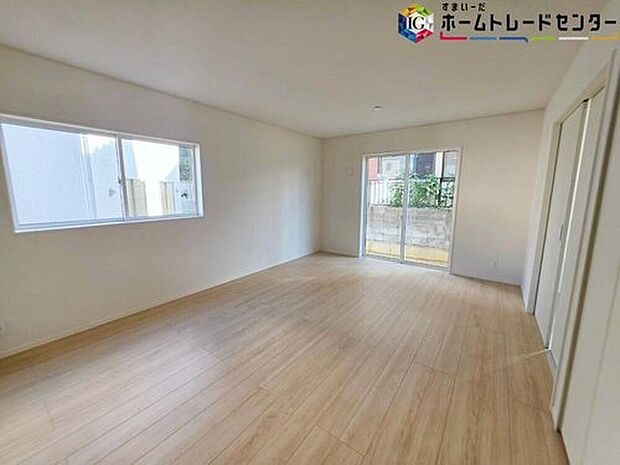 【リビング】
窓の多い室内は、晴れた日の日中は電気をつけなくても明るい印象です。優しい色のフローリングは壁紙ともマッチし、お部屋を更に広く見せてくれる効果も。まずは実際に現地でお確かめ下さい。