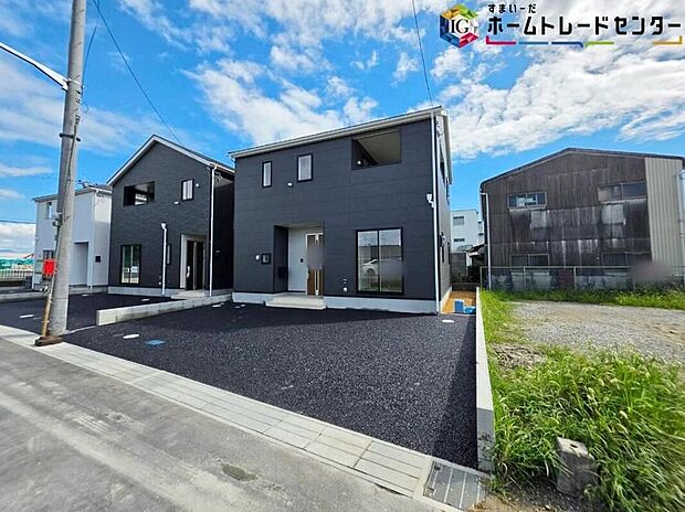 【現地外観写真】※2号棟
一戸建ての大きなメリットは、「自分の土地」を自由に使えること。好きなペットが飼えるほか、車やバイクの手入れなど様々な趣味を楽しめます♪