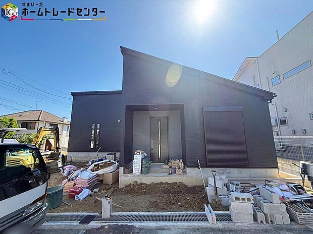 【現地外観写真】
一戸建ての大きなメリットは、「自分の土地」を自由に使えること。好きなペットとの暮らし、ガーデニングやDIY、車やバイクの手入れなど様々な趣味を楽しめます♪