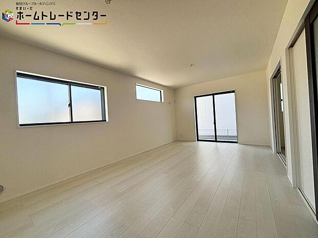 【リビング】
大きな窓のあるリビングは、陽光あふれる明るい空間です。居心地良く、ご家族皆がゆったり寛げる憩いの空間となりそうです。