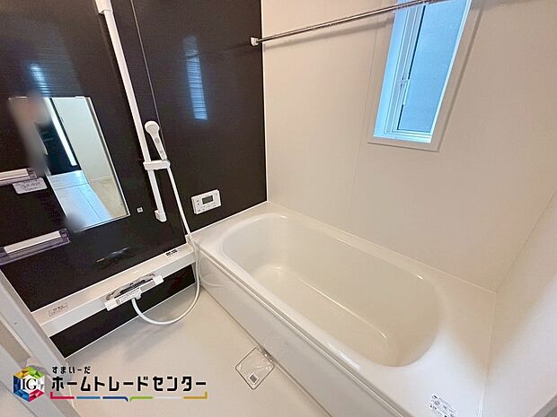 【【浴室】】窓付きのバスルームは、採光もあり明るく気持ちの良い空間です。窓があることで、換気環境も良好。掃除もスムーズに出来ます。