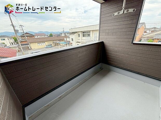 【【バルコニー】】広々としたバルコニーならシーツなど大きな洗濯物もらくらく干せます。観葉植物を置いたり、料理に使えるハーブを育てたり、ガーデンニングを楽しむスペースも十分。