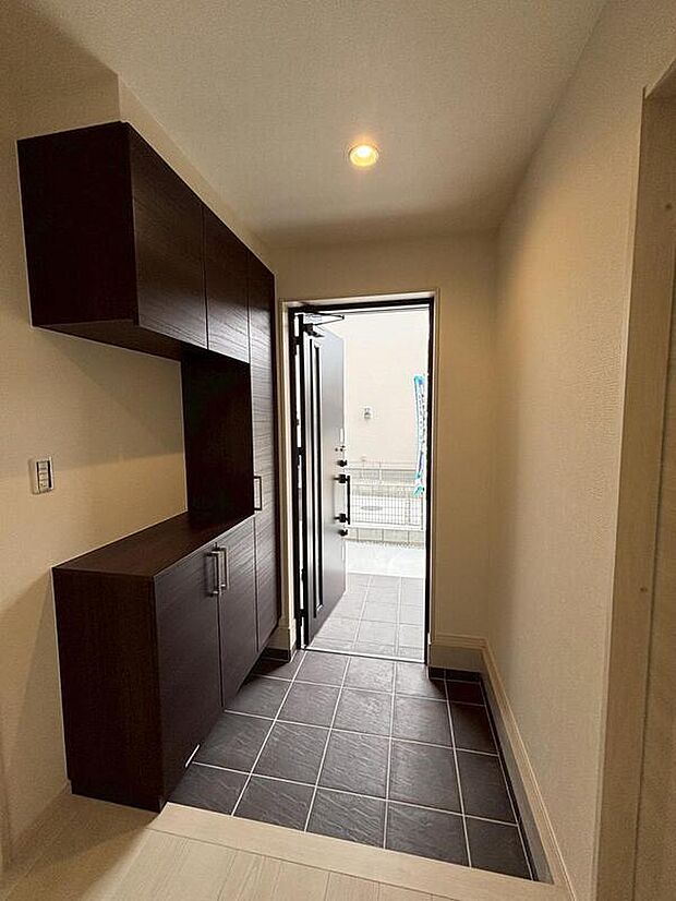 【玄関】玄関にはシューズボックスを設置しました。家族の靴をスッキリしまえて、玄関をキレイに保ちます。