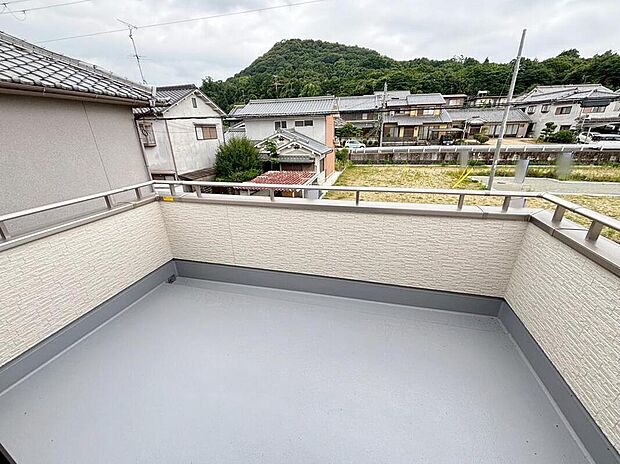 【バルコニー】【バルコニー】（5号棟）
広々としたバルコニーならシーツなど大きな洗濯物もらくらく干せます。観葉植物を置いたり、料理に使えるハーブを育てたり、ガーデンニングを楽しむスペースも十分。