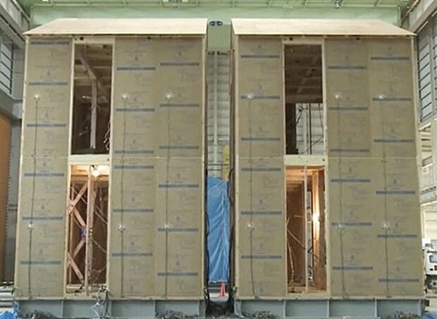 【制震性能比較実験】震度6強を最大67％低減できることが証明されました。さらに、最大震度6強クラスとなる120秒間続く地震を、約200回受けても制震性能は衰えないと実証実験で分かっています。