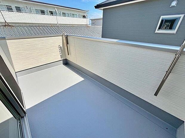 【バルコニー】広々としたバルコニーならシーツなど大きな洗濯物もらくらく干せます。観葉植物を置いたり、料理に使えるハーブを育てたり、ガーデンニングを楽しむスペースも十分。