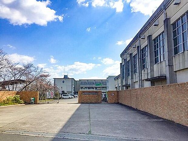 香芝市立香芝西中学校(約2,000m)