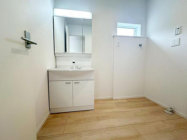 【洗面台・洗面所】白を基調とした爽やかなサニタリースペース。清潔感のある快適空間です。毎日の身支度も気持ち良くお使い頂けます。