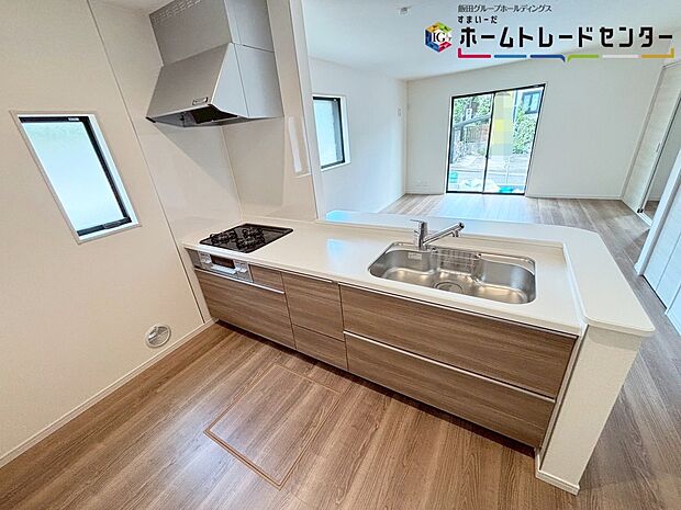 【キッチン】窓付きの明るく爽やかなキッチンスペース。床下収納もございますので、いつでもすっきりとお使い頂けそうです。