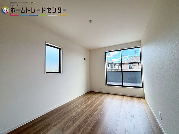 【居室】明るめのフローリングですので、壁紙ともマッチし、お部屋を更に広く見せてくれる効果も。