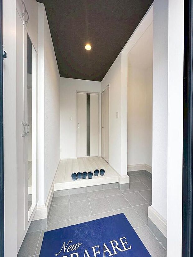 【玄関】ご家族が増えると靴の数も増えますね。扉を閉めてしまえば玄関もすっきりとした印象に。年末年始の来客が増える時期にも嬉しい玄関収納です。