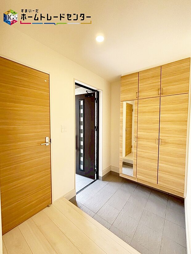 【玄関】姿見付きの下駄箱で、お家を出る前に今日のコーディネートの最終チェックをすることができます♪