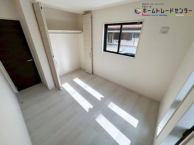 【リビング以外の居室】全居室に収納を完備しておりますので、居室の全空間を有効活用出来ます。自分好みのお部屋で、ゆったりお寛ぎ頂けます。