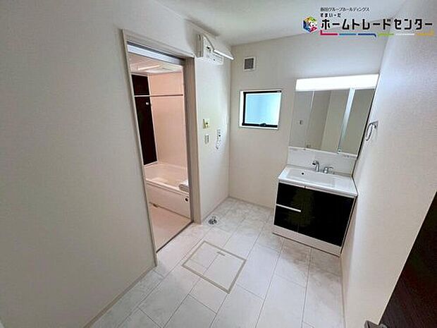 【洗面台・洗面所】白を基調とした爽やかなサニタリースペース。毎日の身支度も気持ち良くお使い頂けます。鏡の裏にも収納がございますので、歯ブラシや化粧品などの小物類もすっきり収納できます♪