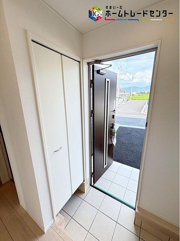 【玄関】家の中でお客様を迎える最初の場所である玄関は、白を基調とした清潔感のある印象です♪たっぷり収納出来る下駄箱付きで玄関周りもスッキリ見せれます♪