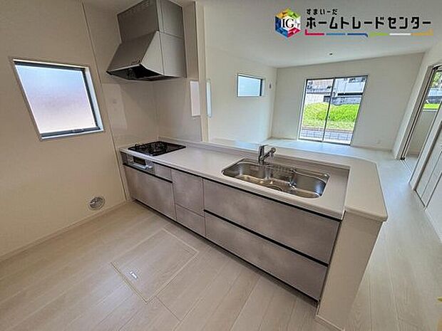 【キッチン】収納力豊富な爽やかなシステムキッチンを用意しております。床下収納もございますので、キッチンスペースをいつでもすっきりとお使い頂けそうです。