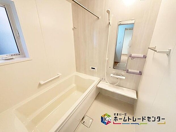 【【浴室】】毎日の疲れを癒す浴室は１坪タイプです。足を伸ばしてゆっくりとくつろげます。
窓付きのバスルームは、明るく換気環境も良好。日中の入浴も気持ちよくお使い頂けそうです♪