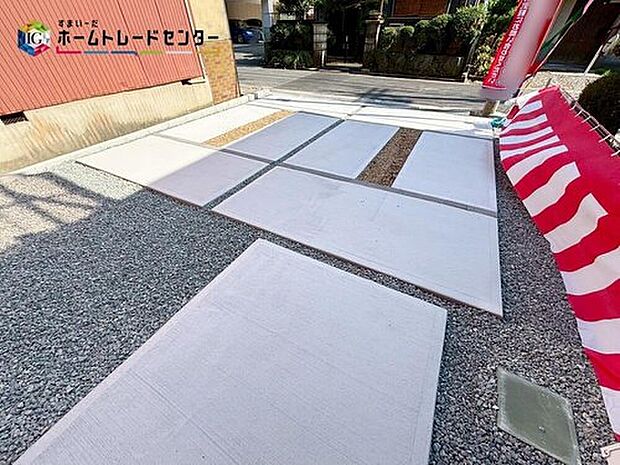 【駐車場】嬉しいコンクリート仕上げのカースペース。雨の日も足元を気にせず外出できます♪空いたスペースには、花や緑で彩るガーデニングもオススメです♪