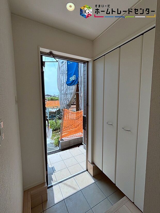 【玄関】【玄関】
ガラススリットの入った玄関ドアは室内に光を届けてくれる大事な存在です☆ウッドテイストの玄関ドアがお洒落です。