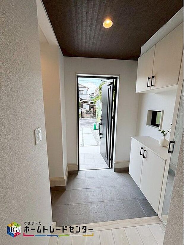 【【玄関】】コの字型の玄関収納を採用。多くの靴を収納できる上、飾り棚を利用して、お越しいただくお客様をおもてなしできます。