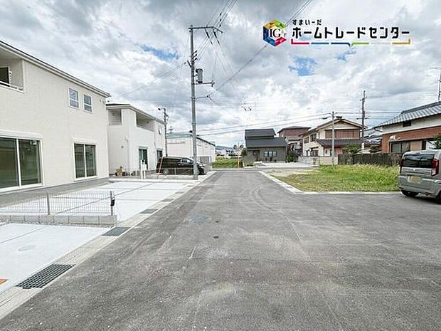 【【前面道路含む現地外観写真】】ここで暮らしたいと思わせる理由を是非現地でお確かめ下さい♪今から見たい！大歓迎です♪