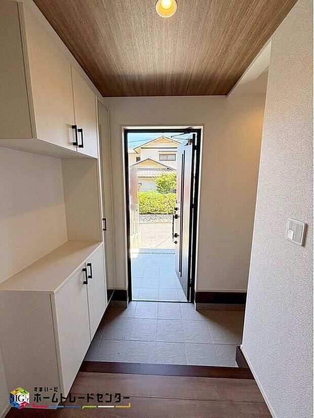 【玄関】コの字型の玄関収納を採用。多くの靴を収納できる上、飾り棚を利用して、お越しいただくお客様をおもてなしできます♪シューズインクローゼットも完備♪