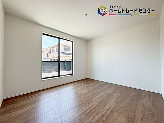 【リビング以外の居室】風通しがよく効果的に空気の入れ替えができます。充分な広さの収納を備え、採光良好な洋室は、快適空間。プライベートの時間もゆったりお寛ぎ頂けそうです♪