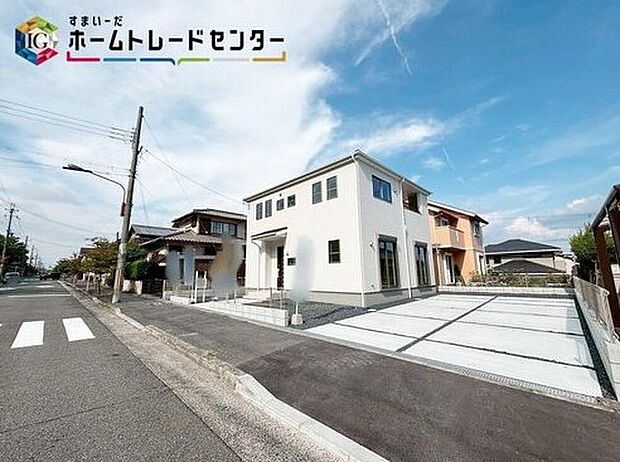 【前面道路含む現地写真】一戸建ての大きなメリットは、「自分の土地」を自由に使えること。好きなペットが飼えるほか、ガーデニングやＤＩＹ、車やバイクの手入れなど様々な趣味を楽しめます♪