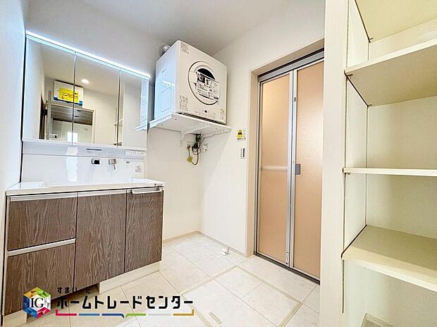 【洗面台・洗面所】白を基調とした爽やかなサニタリースペース。清潔感のある快適空間です。毎日の身支度も気持ち良くお使い頂けます。