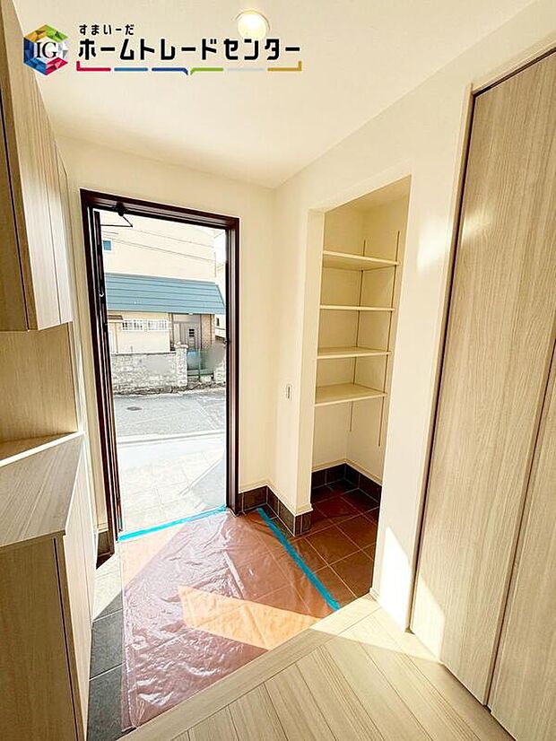 【玄関】☆ウッドテイストの玄関ドアがお洒落です。シューズボックスは天井近くまでの高さがあり、とにかく収納力が高いです！