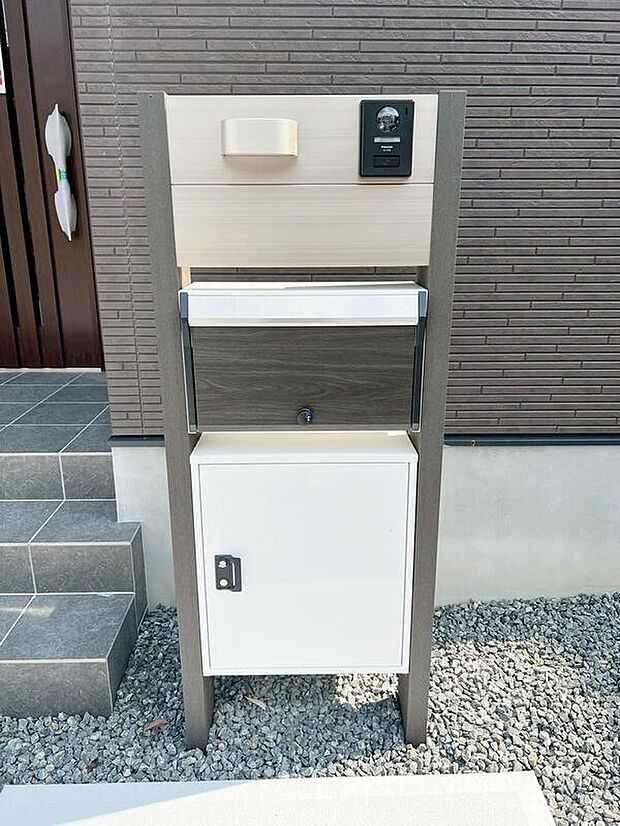 【【宅配ボックス】】宅配ボックスも完備しているので宅配便の受け取りを気にする煩わしさがありません。