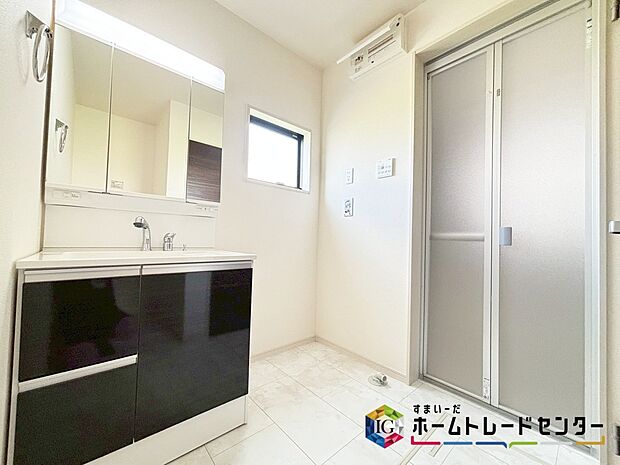 【洗面台・洗面所】白を基調とした爽やかなサニタリースペース。清潔感のある快適空間です♪毎日の身支度も気持ち良くお使い頂けます♪