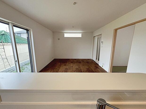 【キッチン】リビングでくつろぐご家族の様子が一目で分かります。小さいお子様がいても安心です。お料理を作りながらコミュニケーションを取れるので、自然と会話も弾みます。