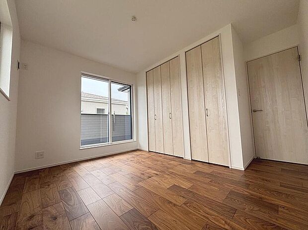 【リビング以外の居室】充分な広さの収納を完備、採光良好な洋室は、快適空間。プライベートの時間もゆったりお寛ぎ頂けそうです。