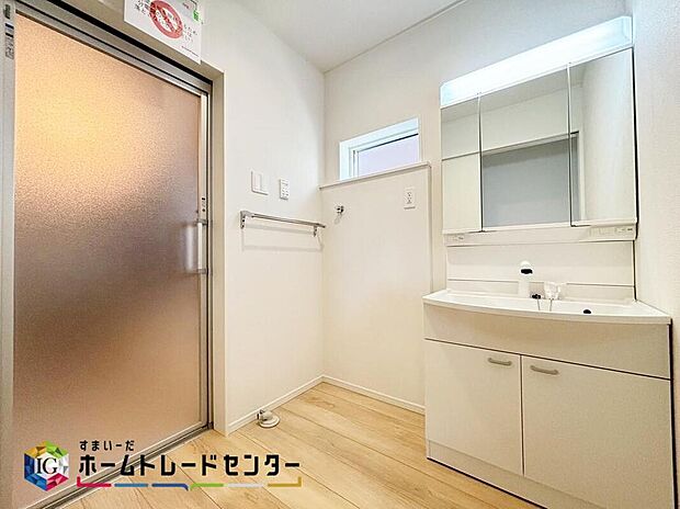 【洗面所】明るく清潔感溢れるサニタリースペース。毎日使う場所だからこそ、快適な空間となっております♪