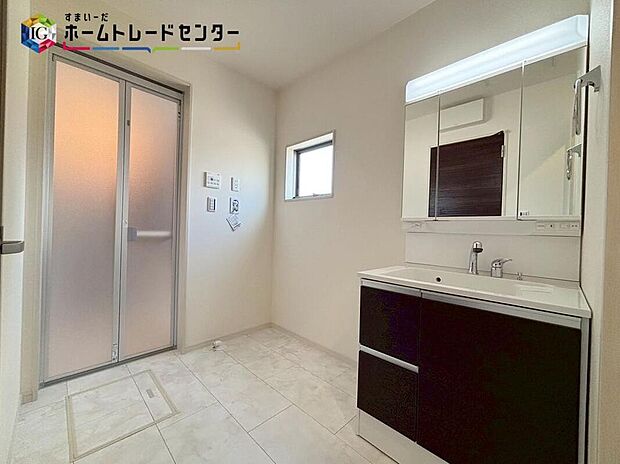 【洗面所】白を基調とした爽やかなサニタリースペース。清潔感のある快適空間です。毎日の身支度も気持ち良くお使い頂けます。