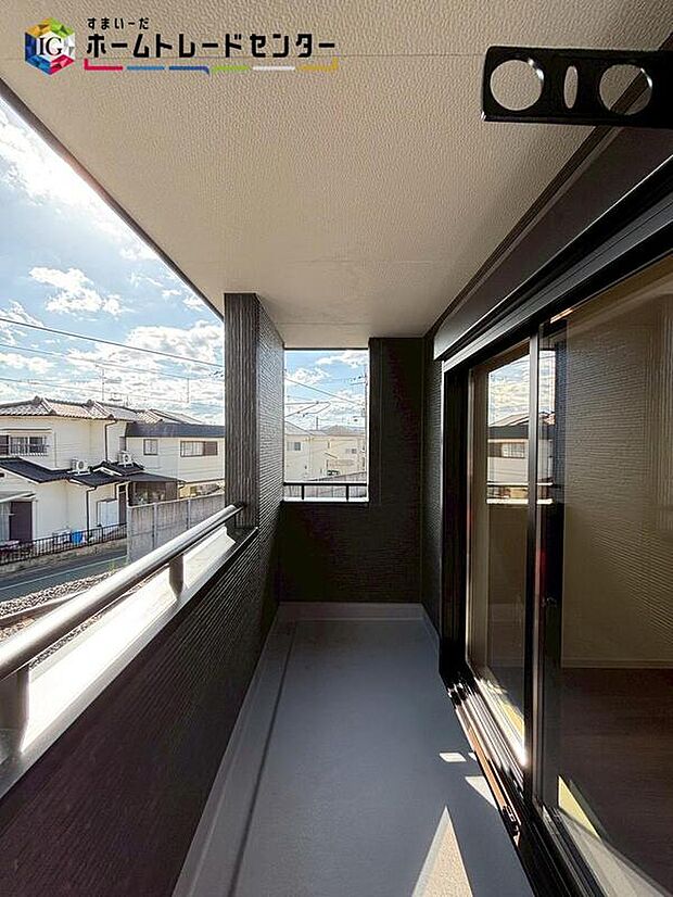 【バルコニー】インナーバルコニーでは布団やかさばる洋服などもしっかり干すことができますね。急な雨でも安心です。