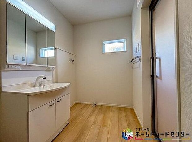 【洗面室】白を基調とした爽やかなサニタリースペース。清潔感のある快適空間です♪毎日の身支度も気持ち良くお使い頂けます♪