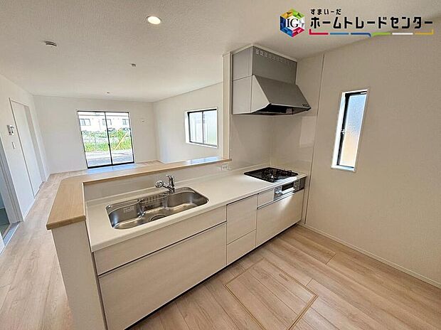 【キッチン】大きなフライパンも収まるシステムキッチン♪洗いやすいワイドなシンク♪大きな窓のあるLDKは、陽光あふれる明るい空間です♪居心地良く、ご家族皆がゆったり寛げる憩いの空間となりそうです♪