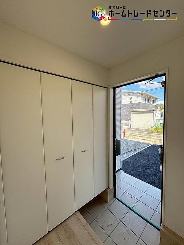 【玄関】※３号棟
ご家族が増えると靴の数も増えますね♪下駄箱の扉を閉めてしまえば、玄関はすっきりとした印象に♪年末年始の来客が増える時期にも嬉しい玄関収納です♪