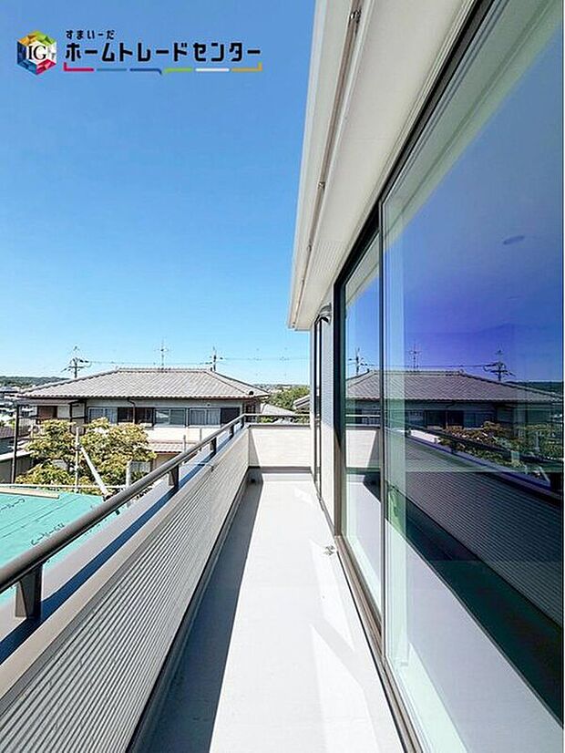 【バルコニー】広々としたバルコニーならシーツなど大きな洗濯物もらくらく干せます♪南面にバルコニーを配置しました!これなら、洗濯物も早く乾きそうですね♪