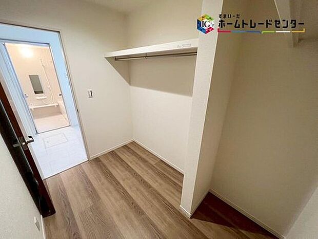 【収納】コートハンガー付きのウォークインクローゼット♪洋服タンスをしまえるくらいの大きさなので、すっきりとした室内に♪